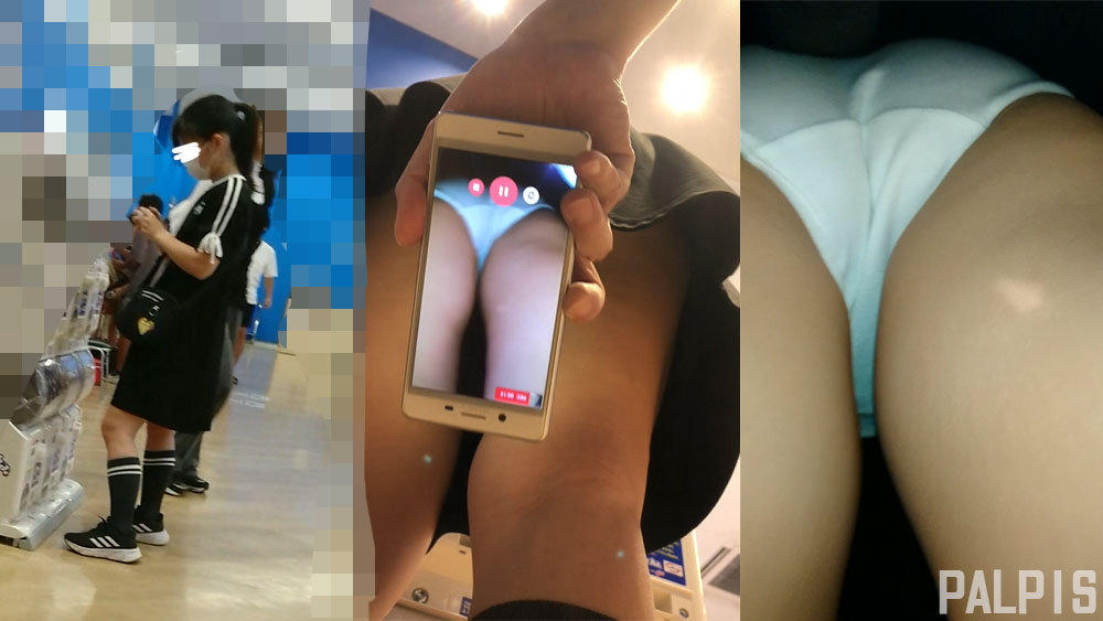 ガチャを覗く娘のスカートを覗いてパシャリ